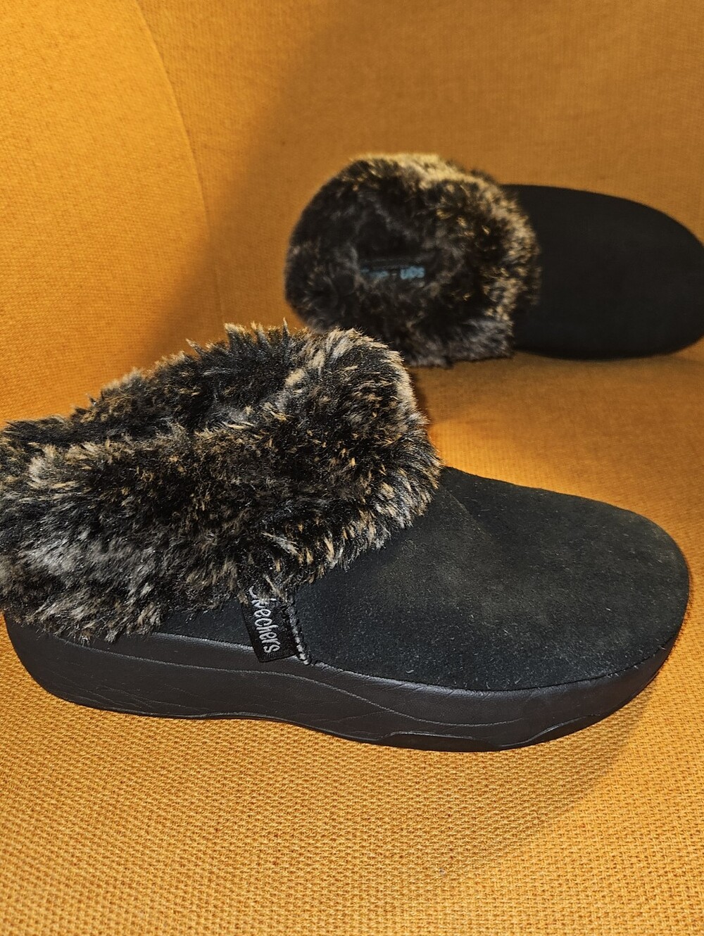 SKECHERS Tone-ups Walk Workout Black Leather/Suede Faux-Fur Lined Slippers Sz 7